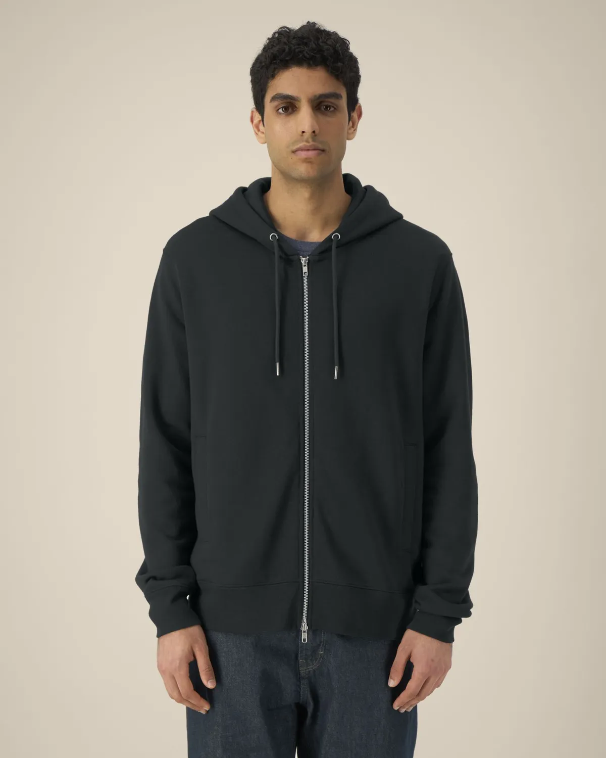 Astor in black, voorkant
