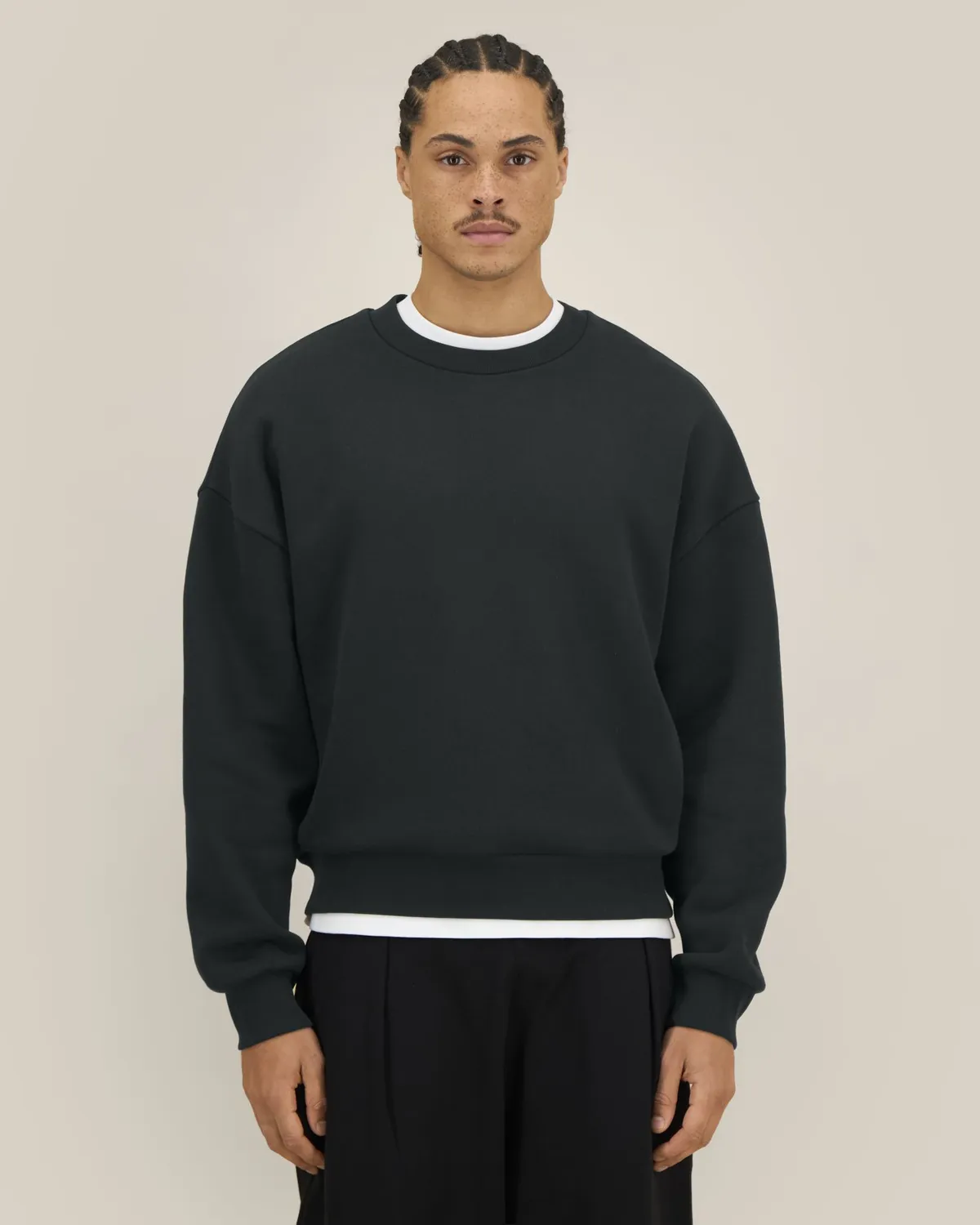 Former in black, voorkant