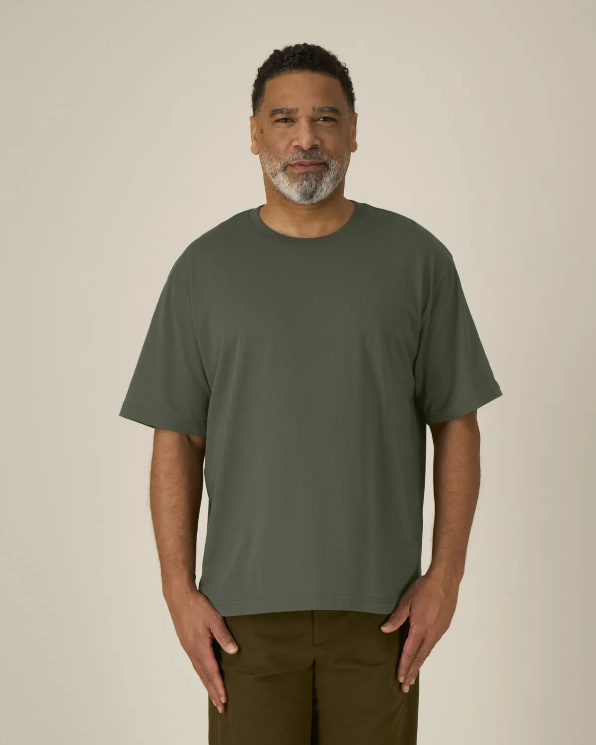 Breezer in khaki, voorkant
