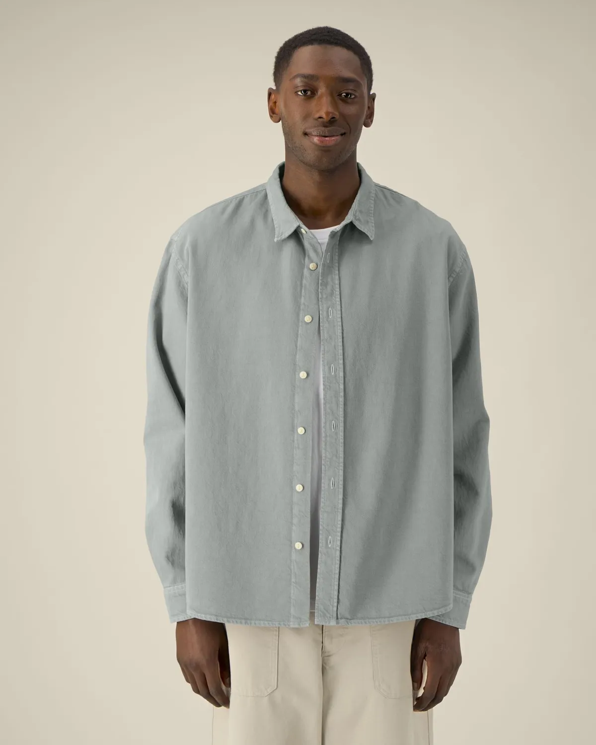 Worker Shirt in g. dyed misty grey, voorkant