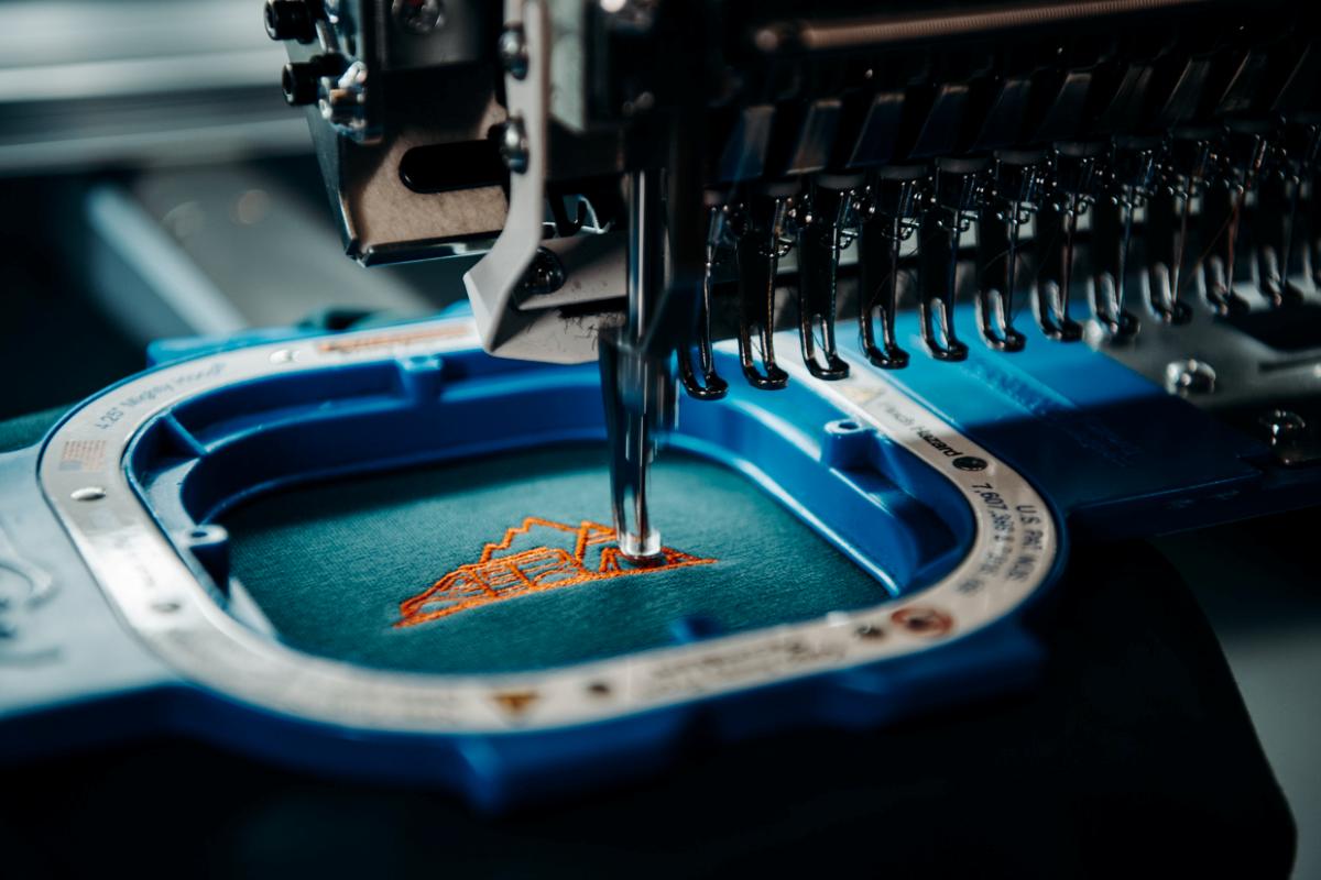 Borduurmachine aan het werk in onze werkplaats
