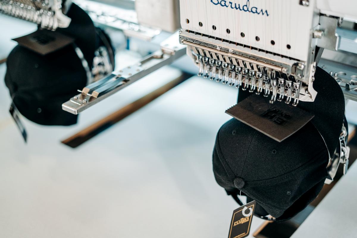Klaarleggen voor de borduurmachine